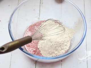 爱心水果裸蛋糕,放入低筋粉和盐搅拌均匀