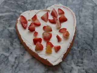 爱心水果裸蛋糕,抹一层奶油在放草莓果粒