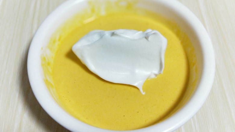 香甜口感丰富的南瓜戚风蛋糕,取三分之一的蛋白霜加入蛋黄糊中，翻拌直至看不到蛋白霜。