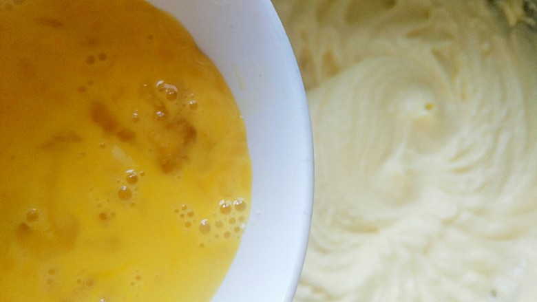 黄油曲奇饼干(低卡),打到蓬松颜色变浅了，分三次加入蛋液继续打