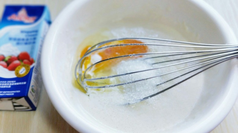 春节餐桌上不可缺少的芒果班戟,再加入砂糖和鸡蛋。搅拌均匀至糖融化。