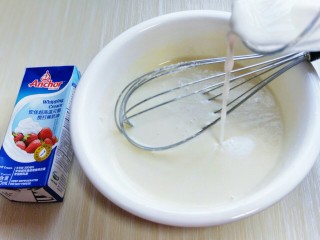 春节餐桌上不可缺少的芒果班戟,再加入另外的125g牛奶。