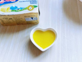 春节餐桌上不可缺少的芒果班戟,融化的黄油，放冷。