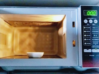 春节餐桌上不可缺少的芒果班戟,放入微波炉中叮30秒，至融化。