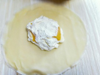 春节餐桌上不可缺少的芒果班戟,再放上奶油。