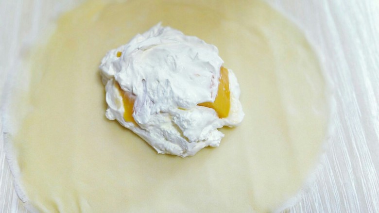 春节餐桌上不可缺少的芒果班戟,再放上奶油。