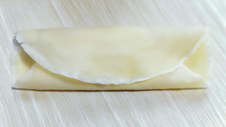 春节餐桌上不可缺少的芒果班戟,皮对折，如图。