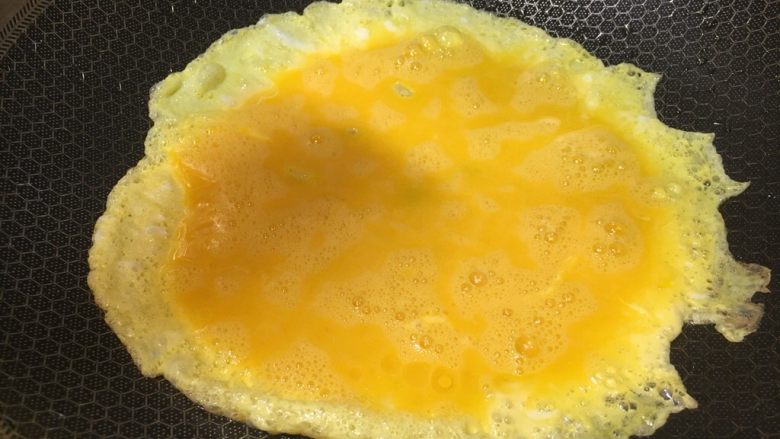 青椒虾仁🍤炒鸡蛋,倒入鸡蛋，蓬松后翻炒