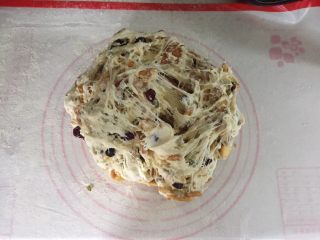 网红雪花酥,移至硅胶垫上，左右掰拌，使每一块饼干都均匀沾上棉花糖