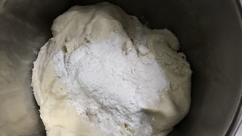山东大白馒头,发酵2倍大，再放入厨师机桶里少放些干面粉