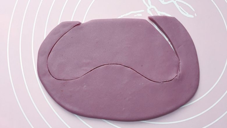 女式时尚包包,另取紫色面团擀开，用刀切出包盖的形状，如上图。