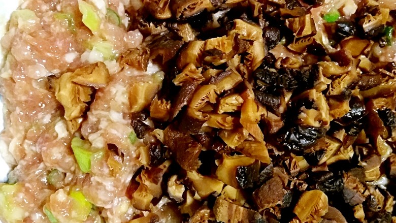 文艺吃货的花式蒸饺,泡发好的干香菇，切小丁，加入搅好的肉馅中。