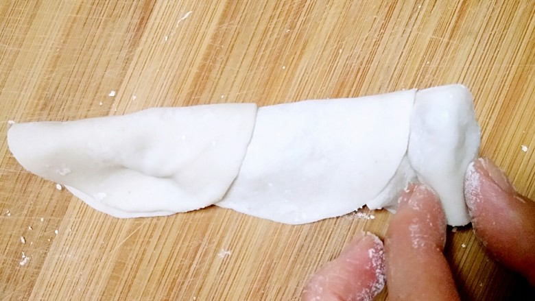 文艺吃货的花式蒸饺,将对折后的饺子皮从一边卷起（看自己哪边顺手就从哪边卷）