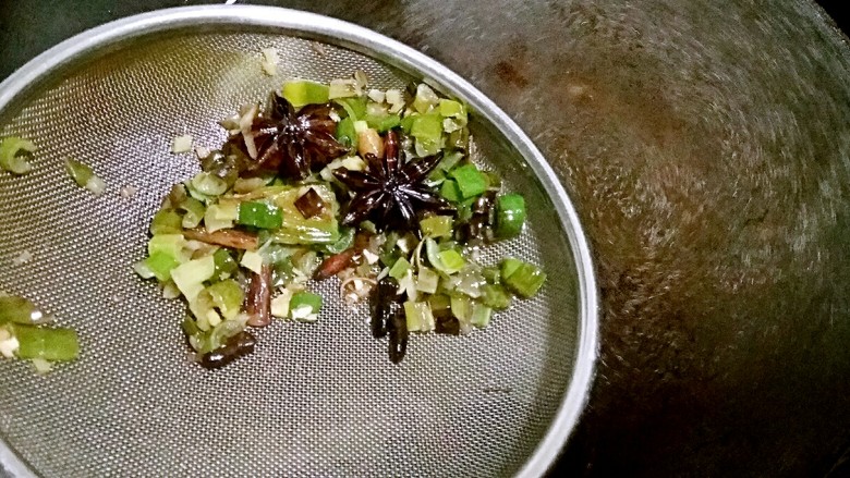嘎巴菜――天津传统小吃,煮3-5分钟后，将调料捞出。