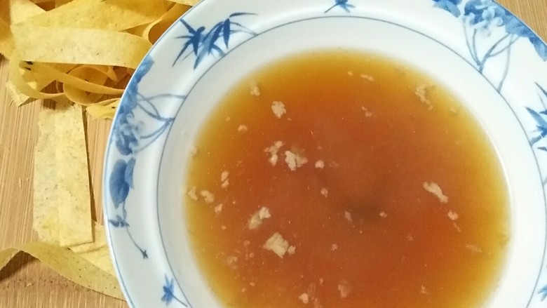嘎巴菜――天津传统小吃,卤汁煮好盛在碗中。