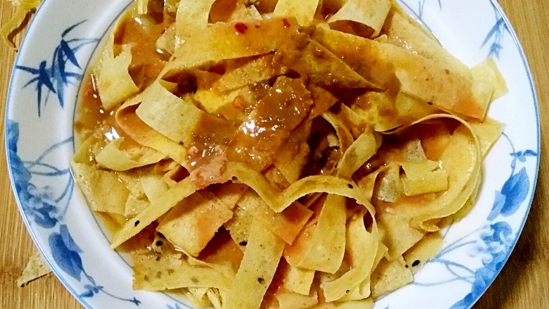 嘎巴菜――天津传统小吃,浇上适量的调汁好的麻酱汁和腐乳汁。