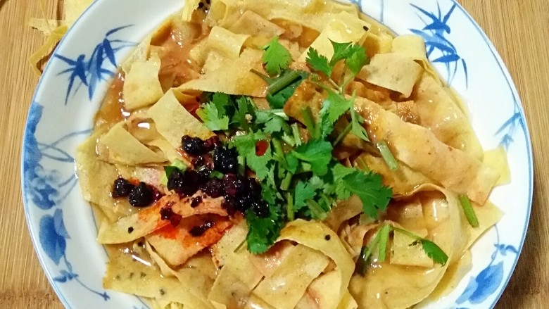 嘎巴菜――天津传统小吃,撒上香菜末，吃辣的同学再浇上一勺辣椒油，齐活。
