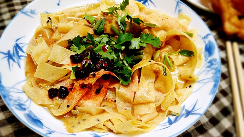 嘎巴菜――天津传统小吃,一碗嘎巴菜，配两根油条，只一次就会让你永远也忘不掉。