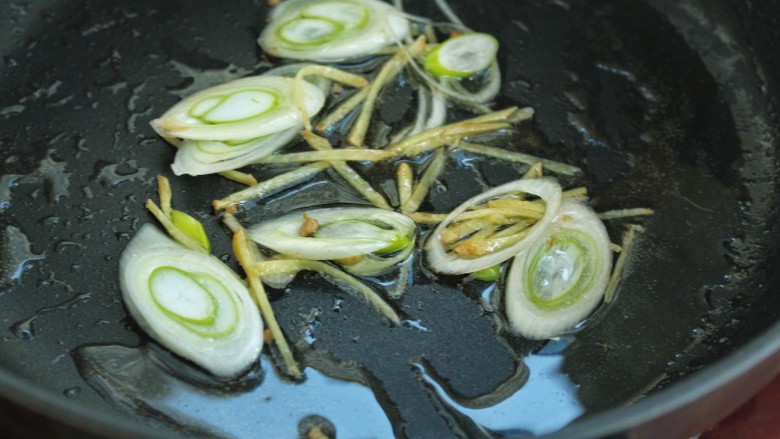 西芹瘦肉炒土豆,就锅中底油放入葱花和姜丝小火炒香