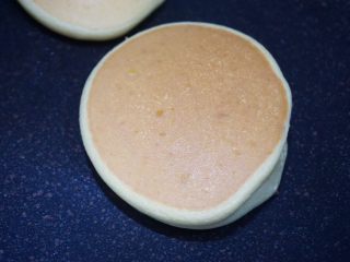 舒芙蕾松饼,待松饼周边一圈面糊开始有凝固的状态，就用硅胶刮刀轻轻贴锅插入饼底翻个面，待两面都烙好了就差不多了。