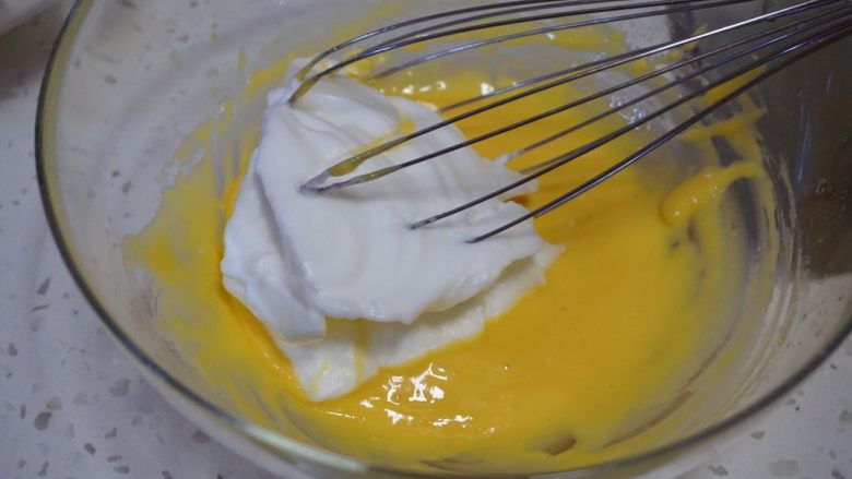 舒芙蕾松饼,取1/3打发的蛋清倒入蛋黄糊的盆中，大致搅拌均匀。
