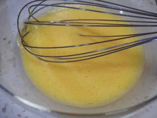 舒芙蕾松饼,用手动打蛋器把蛋黄打散，同水和油打匀。
