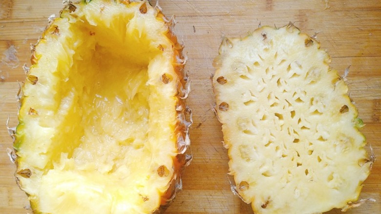 腊味菠萝炒饭,在菠萝五分之一处下刀做盖子，底下挖出果肉备用。