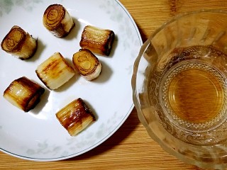 葱烧海参,将煎好的葱白段捞出，葱油到碗中备用，锅底还留一点油。