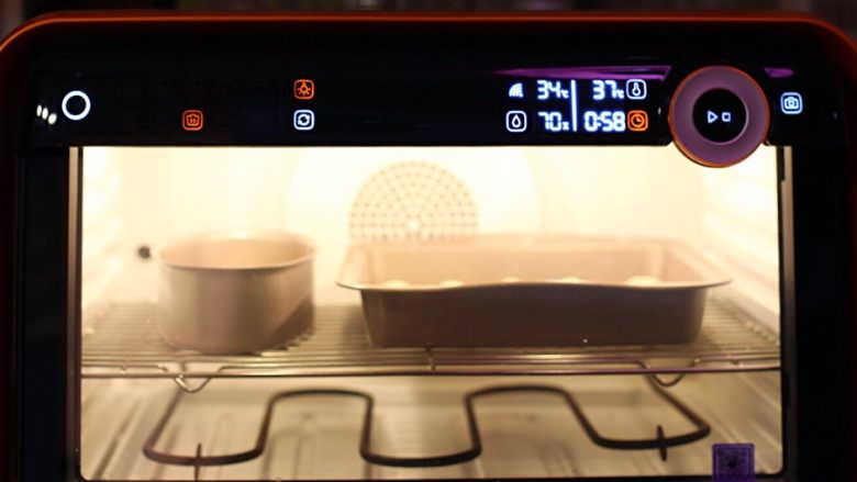 杏仁碎糯米排包,放入醒发箱，温度37度湿度70%发酵60分钟。