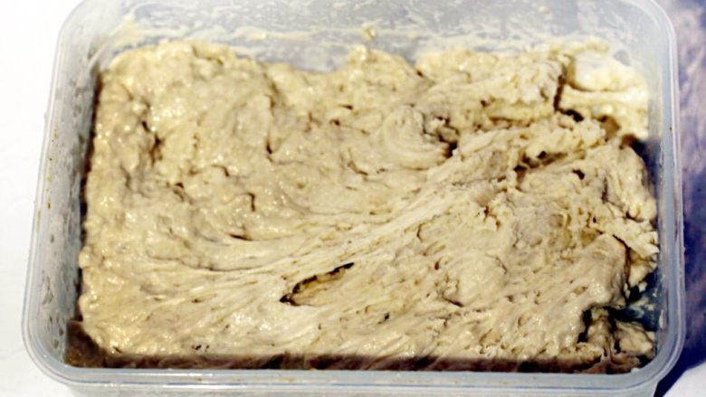 杏仁碎糯米排包,将中种面团材料混合成无干粉状态，室温发酵俩小时后入冰箱冷藏17小时。