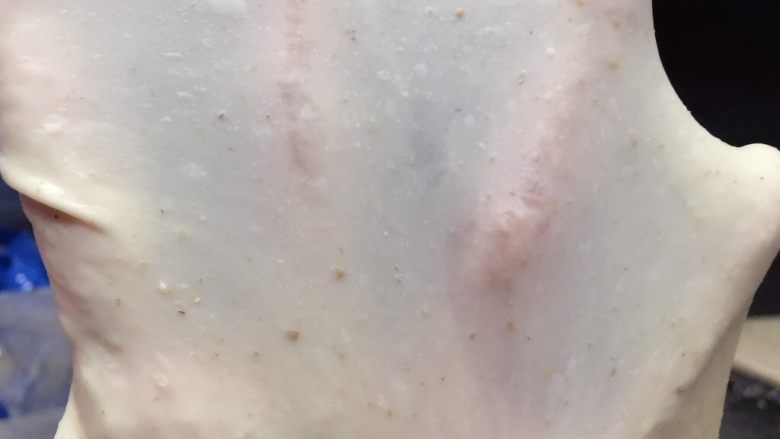 杏仁碎糯米排包,将中种面团撕小块投入到除盐之外的主面团材料中，揉至无干粉状态后继续加入盐揉至完全扩展状态。