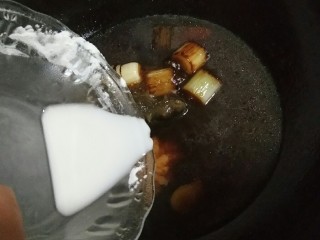 葱烧海参,最后勾芡，淋入步骤5中的葱油，大火收汁即可。