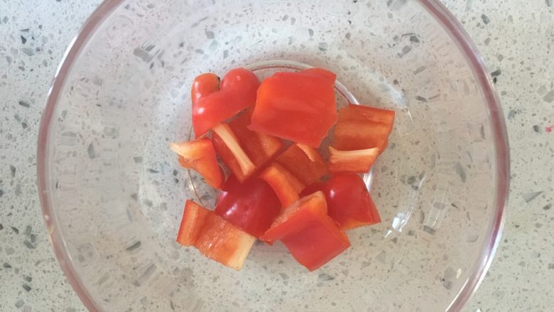 菠萝咕咾肉,甜红椒切块