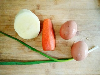 时蔬烘蛋,准备食材。胡萝卜、土豆，香葱，洗净去皮，鸡蛋洗净。