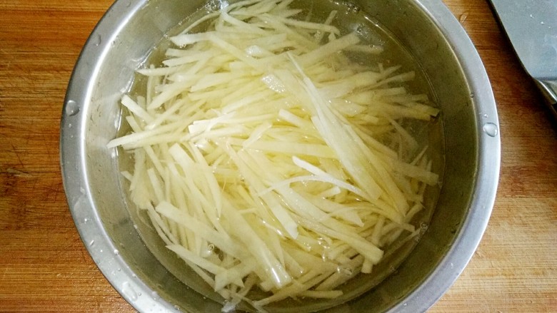 时蔬烘蛋,将土豆丝过凉水淘去淀粉。