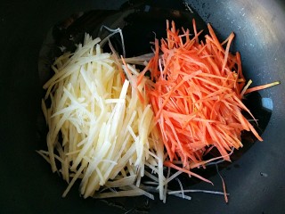 时蔬烘蛋,放入土豆丝和胡萝卜丝翻炒均匀。