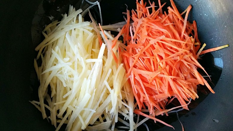 时蔬烘蛋,放入土豆丝和胡萝卜丝翻炒均匀。