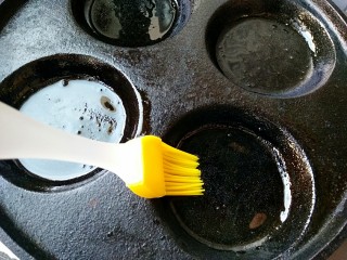 时蔬烘蛋,另取铸铁锅，用油刷刷一层薄油。