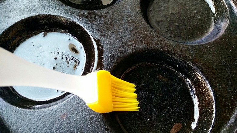 时蔬烘蛋,另取铸铁锅，用油刷刷一层薄油。