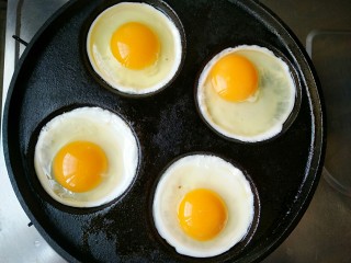 时蔬烘蛋,打入鸡蛋，小火慢烘。