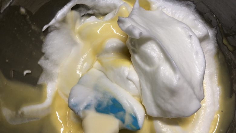 奶油杯子蛋糕,混合蛋清和蛋黄糊