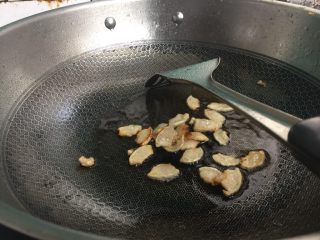 家常菜青椒炒肉,锅内热油加入皮肉煎炸金黄
