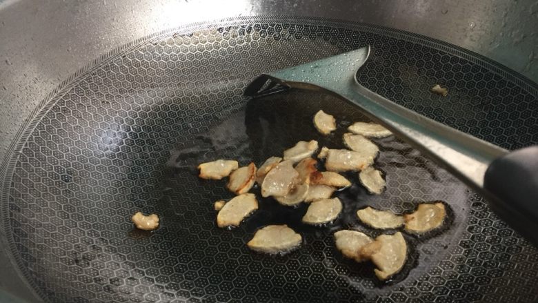 家常菜青椒炒肉,锅内热油加入皮肉煎炸金黄
