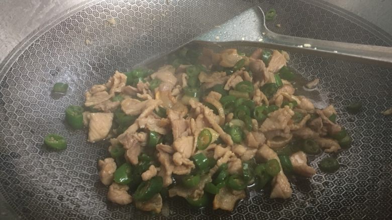 家常菜青椒炒肉,继续翻炒均匀后加入少量清水调汁出锅
