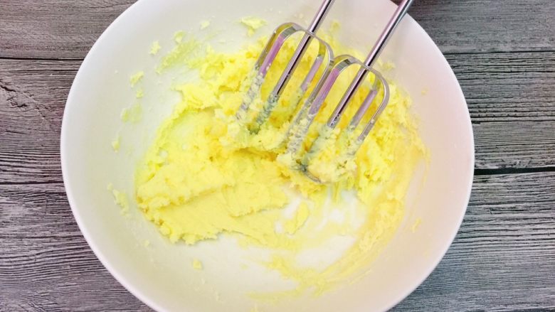 坚果曲奇,先用打蛋头把细砂糖和黄油搅和在一起，防止打发时喷出。