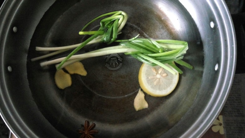 灯笼虾(盐水虾),锅里倒入适量水(能淹没虾既可)，加入葱姜等食材。