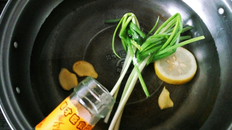 灯笼虾(盐水虾),再加入盐，料酒。盖上盖子。开始煮。