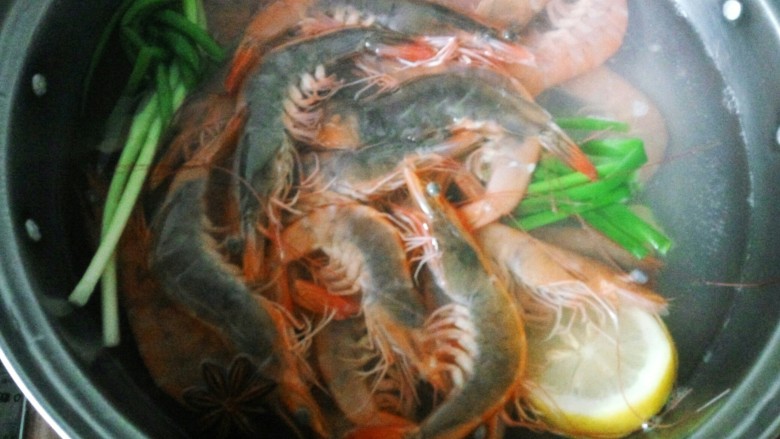 灯笼虾(盐水虾),水煮开后，倒入鲜虾。