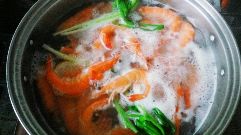 灯笼虾(盐水虾), 水煮开后虾的两面都变红色即可捞出。
