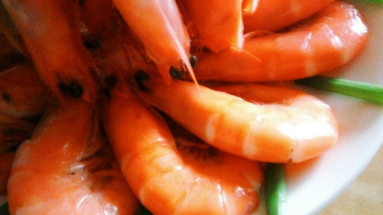 灯笼虾(盐水虾),上面的虾倒立，将虾头上又尖又硬的像针似的刺扎入下面的虾头中。
